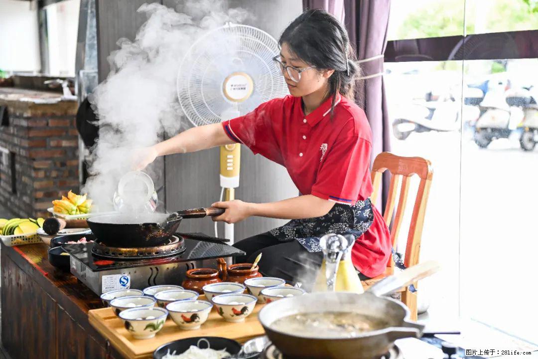全网追的“扁担女孩”,找了一份暑假工,时薪12元 - 辽源生活资讯 - 辽源28生活网 liaoyuan.28life.com
